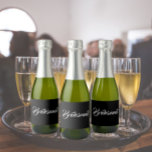 Bridesmaid de Casamento de Script Estilizado Preto<br><div class="desc">Etiquetas autoadesivas para as minigarrafas de vinho espumante de casamento que apresentam um fundo preto sólido junto com a "Bridesmaid" impressa em branco e estilizado. Uma ideia excelente para quando dá as damas de honra,  além de planejar uma festa de solteira!</div>