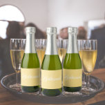 Bridesmaid do Casamento de Script Estilizado Amare<br><div class="desc">Etiquetas autoadesivas para as suas minigarrafas de vinho espumante de casamento que apresentam uma cor amarelo-moda e-mostarda,  juntamente com a "Bridesmaid" impressa em guião branco e estilizado. Uma ideia excelente para quando dá as damas de honra,  além de planejar uma festa de solteira!</div>