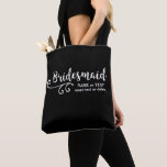 Bridesmaids Wedding Tote Bag | Roteiro Divertido<br><div class="desc">Suas donas de Bridesmaids vão adorar esta mala de tote personalizada! Dupla face, uma fonte de script de tendência divertida e giro estão posicionados acima de duas linhas de texto personalizado - adicione o nome da dama de honra, data de casamento, local etc. Altere a cor de fundo para corresponder...</div>
