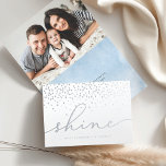 Brilho | Cartão de Foto Silver Hanukkah<br><div class="desc">O cartão de saudação Elegante de Chanucá apresenta "brilho" em um roteiro manuscrito de folha prateada, com neve de confetti caindo do topo e seus nomes e/ou saudações ao longo da parte inferior. Personalize o dentro com uma foto favorita e personalize com uma mensagem pessoal e assine em um plano...</div>