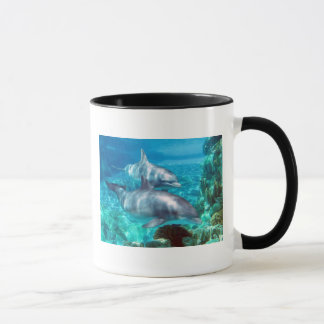 Brincalhão como uma caneca do golfinho