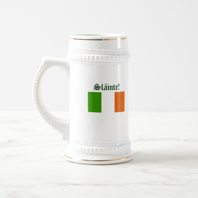 Brinde à caneca de cerveja irlandesa da (Esquerda)