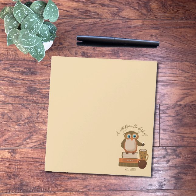 Brown Owl no Bloco de Notas do Professor de Livros (Personalized owl teacher notepad on a desk )