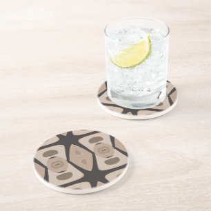 Brown, preto, porta copos bebendo - areia quente