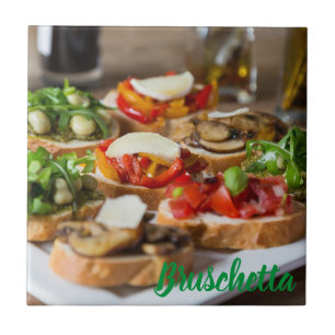 Bruschetta Antipasti com feijão e arugula,