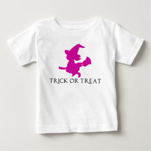 Bruxa adorável em uma camisa do bebê do Broomsti
