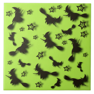 bruxa voadora entre as estrelas na noite de Hallow