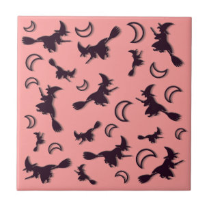 Bruxa voadora entre meia lua na noite de Halloween