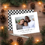 BUDGET Buffalo - Script de Xadrez Feliz Foto de Na<br><div class="desc">Cartão de Férias de Natal Feliz, com a sua foto favorita e um roteiro simples, mas elegante. O dorso é enfeitado com um cheque festivo e rústico de xadrez de búfalos no confortável inverno preto e branco. Perfeito para seus cartões de natal este ano! **O nosso documento sobre o ORÇAMENTO...</div>