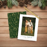 BUDGET Green Dourado Foto simples e feliz Natal<br><div class="desc">Cartão de Férias de Natal de Dourado Sábio Moderno e Verde, Bastante Feliz, com fotos favoritas e um roteiro simples, mas elegante, saudação de Feliz Natal. O dorso é enfeitado com um padrão festivo, mas elegante, de folhas do estilo folha de ouro, pinheiro, e outro verde botânico de inverno em...</div>