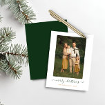 BUDGET Green Script Simples Feliz Foto de Natal<br><div class="desc">Cartão de Natal de Feliz Natal Moderno, com Script Simples e Verde do BUDGET, com as suas fotos favoritas e um roteiro simples, mas elegante, saudação de Feliz Natal. O fundo é verde de floresta de inverno. Perfeito para seus cartões de natal este ano! **O nosso documento sobre o ORÇAMENTO...</div>