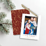 BUDGET Red Dourado Simples Foto de Natal Feliz<br><div class="desc">BUDGET Red Dourado Simple Script Moderno de Feliz Natal Cartão de Férias de Feliz Natal com suas fotos favoritas e um roteiro simples, mas elegante Saudação de Feliz Natal. O dorso é enfeitado com um padrão festivo, mas elegante, de folhas do estilo folha de ouro, pinheiro, e outro verde botânico...</div>