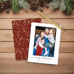 BUDGET Red Dourado Simples Foto de Natal Feliz<br><div class="desc">BUDGET Red Dourado Simple Script Moderno de Feliz Natal Cartão de Férias de Feliz Natal com suas fotos favoritas e um roteiro simples, mas elegante Saudação de Feliz Natal. O dorso é enfeitado com um padrão festivo, mas elegante, de folhas do estilo folha de ouro, pinheiro, e outro verde botânico...</div>