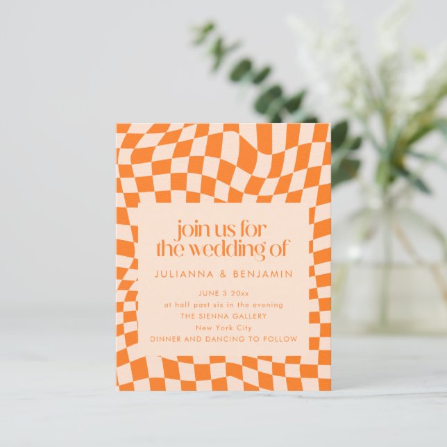 Budget Retro Orange Check Wedding QR Code Invite (Em pé/Frente)