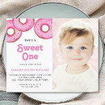 Budget Sweet One Rosquinha First Birthday Foto Inv<br><div class="desc">Convide familiares e amigos para a sua primeira festa de aniversário com este belo Convite para Orçamento de primeiro aniversario. É decorada com rosquinhas de aquarela e diz "Ela é doce" Facilmente personalizável. Substitua a foto por uma de suas. Use a Ferramenta Design para alterar o tamanho, o estilo ou...</div>