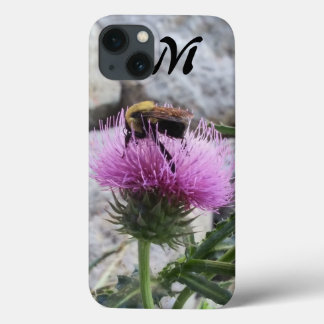 Bumblebee colhendo uma flor de tristes roxas