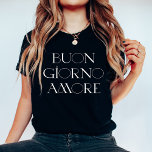 Buongiorno Amore | Script Moderno Italiano Negro<br><div class="desc">Bom dia,  amor! Esta camisa preta e em língua italiana vai adicionar estilo chic à sua roupa. A tipografia moderna e na moda branca ajuda a fazer deste um olhar que será perfeitamente compreendido na Itália ou em qualquer lugar que os seus viagens vos levem!</div>