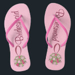 Buquê Rosa Rosa Rosa Rosa Rosa, Chinelos de Casame<br><div class="desc">Chinelos apresentam uma ilustração original de um buquê de casamento de bola floral rosa bonito, com BRIDESMAID em uma fonte divertida. Perfeito para a festa noiva! O Designer está disponível para criar e carregar designs personalizados para corresponder às cores e temas do seu casamento — clique em "Pedir a este...</div>