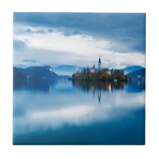 Buraco de outono no lago Bled