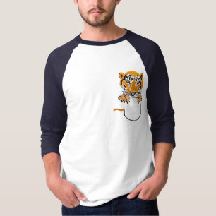 C.A. tigres e patas em uma camisa do bolso