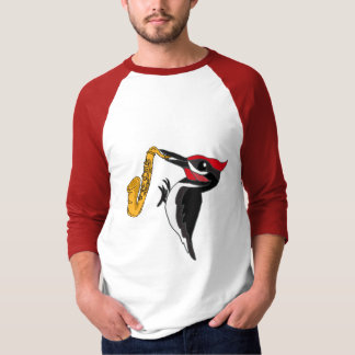 CA pica-pau que joga a camisa do saxofone