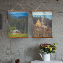 Cabinas florestais sob as montanhas