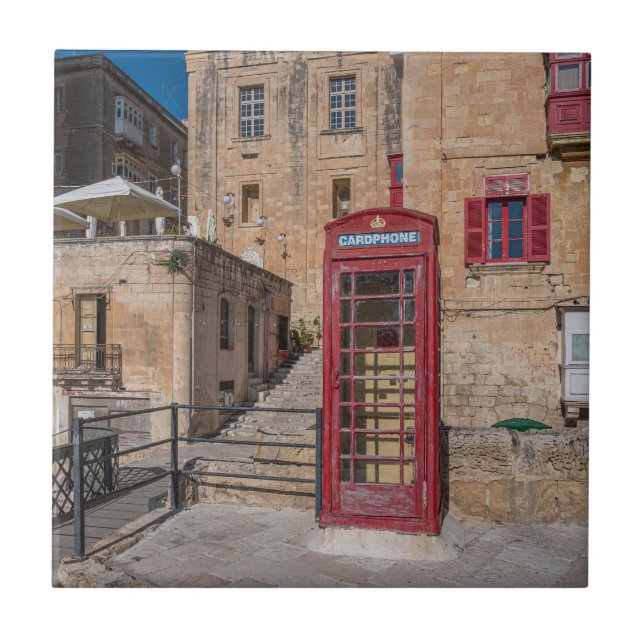 Cabine telefônica vermelha em La Valetta Malta (Frente)