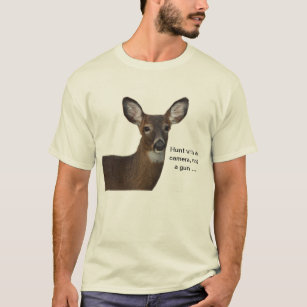 Caça com uma camiseta dos cervos da câmera