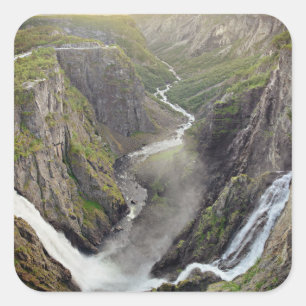 Cachoeira de Voringsfossen na etiqueta de Noruega