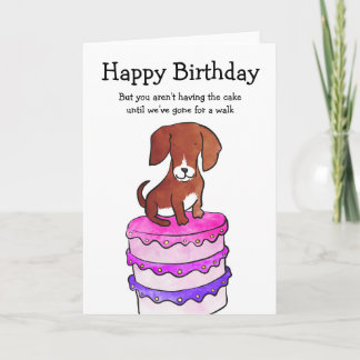 Cachorro com cartão de aniversário de bolo
