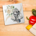 Cachorro de Buquê de Rosa Branco<br><div class="desc">Por trás do belo retrato aquoso de um cão Poodle neste azulejo decorativo está um bonito buquê branco de rosa. A imagem do buquê e do cão tem uma espiral sobreposta de faux glitter confetti. Perfeito para quem perdeu o coração para um Poodle!</div>