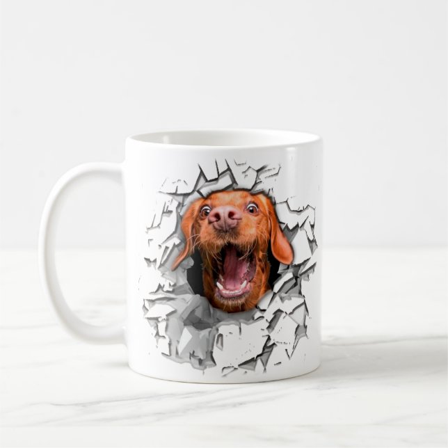 Cachorro engraçado encara caneca de café (Esquerda)