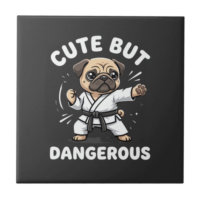 Cachorro Pug de Karatê Fofo Mas Perigoso (Frente)