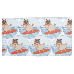 Cachorro pug feliz montando onda na prancha de sur