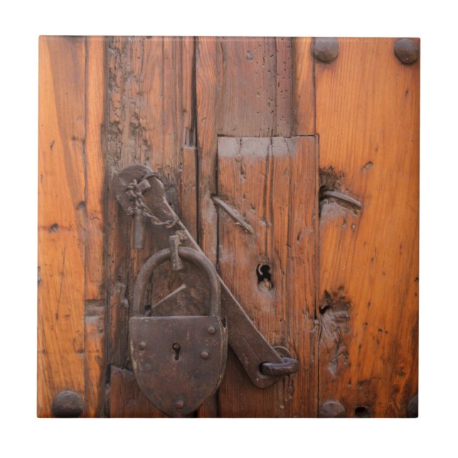 Cadeado em porta de madeira (Frente)