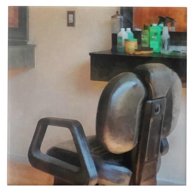 Cadeira de barbeiro e fornecimento de cabelo (Frente)