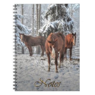 Caderno Espiral 3 Cavalos de Raça Chestnut em Floresta de inverno