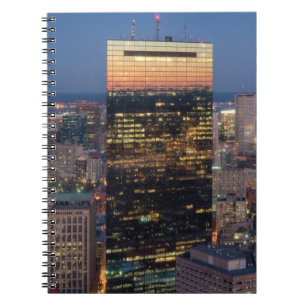 Caderno Espiral A construção de Boston com luz arrasta na estrad