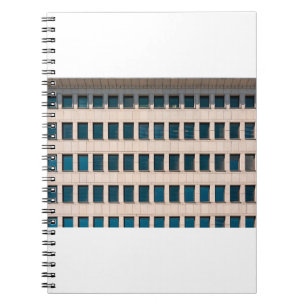 Caderno Espiral A fachada do edifício moderno com retangular