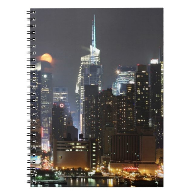Caderno Espiral A lua aumenta sobre o Midtown New York. (Frente)