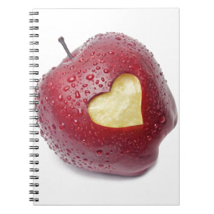 Caderno Espiral A maçã vermelha fresca com um coração deu form