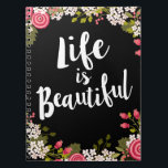 Caderno Espiral A vida plana rosa doce é um belo Diário<br><div class="desc">Lindos florescimentos de flores e botões ranóculos cor-de-rosa circulam as bordas deste lindo notebook de tamanho diário que lê "A vida é bela" em textos tendenciosos,  escritos à mão na frente.</div>