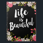 Caderno Espiral A vida plana rosa doce é um belo Diário<br><div class="desc">Lindos florescimentos de flores e botões ranóculos cor-de-rosa circulam as bordas deste lindo notebook de tamanho diário que lê "A vida é bela" em textos tendenciosos,  escritos à mão na frente.</div>