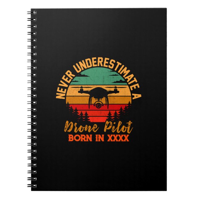 Caderno Espiral Adicionar Ano, Alterar Texto, Nunca Subestimar Dro (Frente)