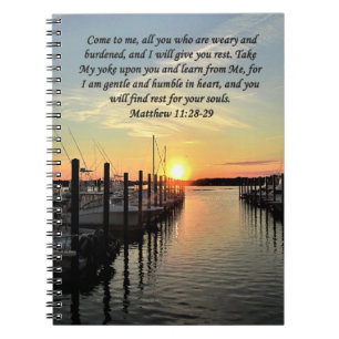 CADERNO ESPIRAL ADORÁVEL MATTHEW 11:28 SUNSET SOBRE A FOTO DO LAGO