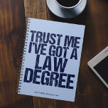 Caderno Espiral Advogado Personalizado Da Funny Law School<br><div class="desc">Confie em mim,  tenho um diploma de Direito. Um presente personalizado engraçado de graduação de notebook para um estudante de Direito que acabou de se formar e passou no exame de bar. Um pouco de humor formando de advogado.</div>
