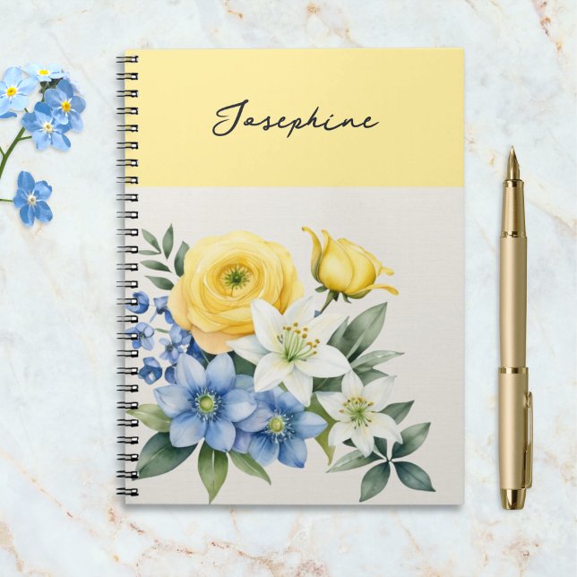 Caderno Espiral Água Botânica Bonita Floral Personalizada (A notebook with elegant script name and yellow, blue and white flowers in a watercolor style)