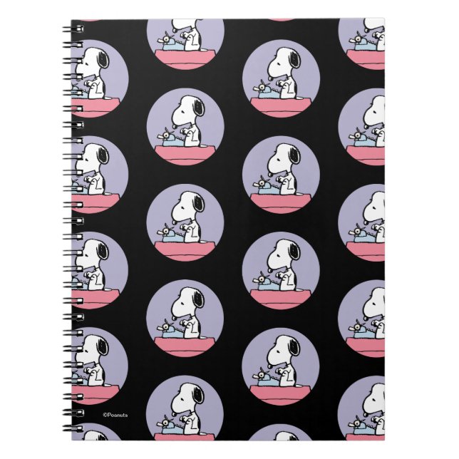 Caderno Espiral Amendoins | Esnoopia na máquina de escrever (Frente)