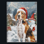 Caderno Espiral American English Foxhound Dog Winter Christmas Joy<br><div class="desc">seu design festivo captura o espírito alegre da época de férias, apresentando um adorável filhote vestindo um chapéu de Papai Noel. O gato está aninhado numa terra maravilhosa de inverno, completo com um boneco de neve, uma árvore de Natal decorada, e presentes lindamente envoltos. Os flocos de neve caem suavemente,...</div>