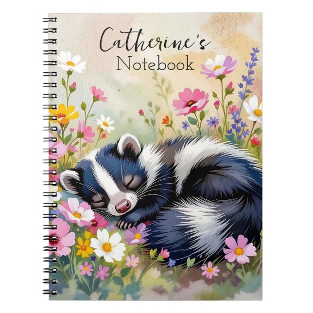 Caderno Espiral An Adorable Skunk Napping in Flowers Personalized (Frente)